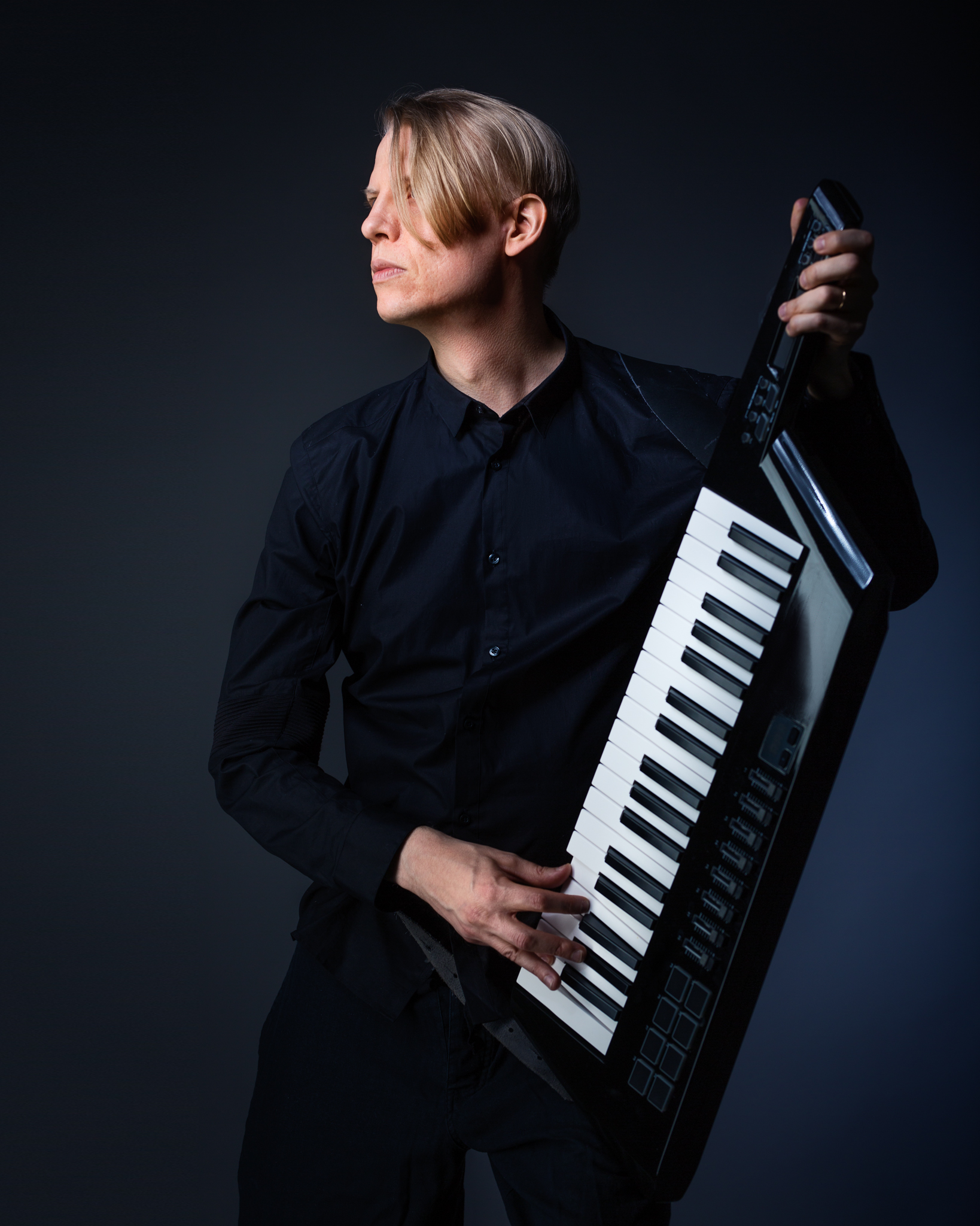 Visa Oscar playing electric piano.